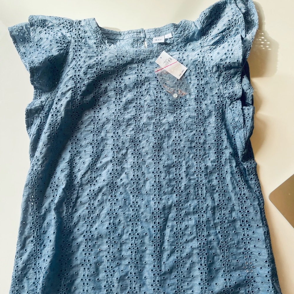 NWT eyelet ruffled sleeve blouse